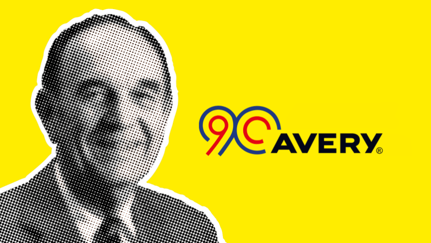fotografija Stana Averyja s logom Averyjeve 90. obljetnice na žutoj pozadini