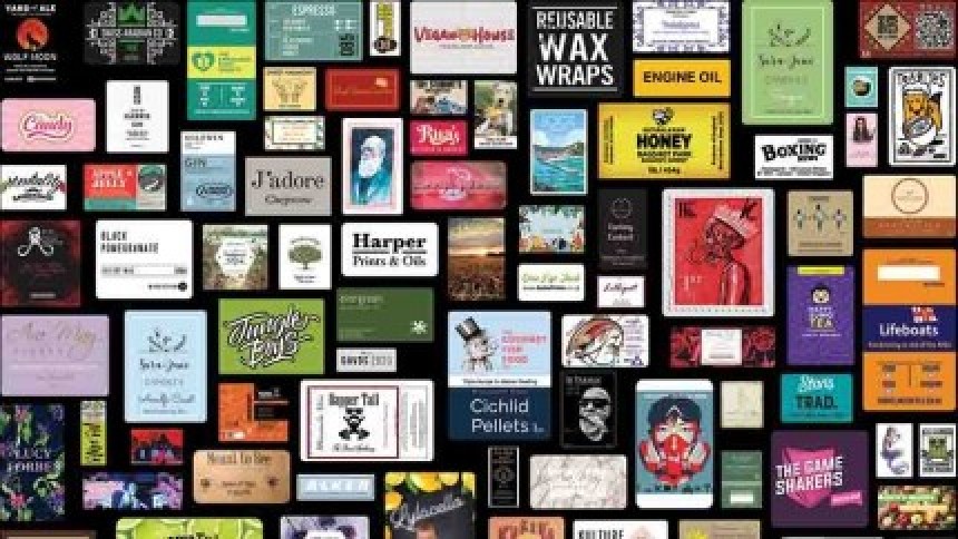 Kolaž sastavljen od desetaka raznolikih, šarenih etiketa za proizvode, prikazujući širok raspon stilova dizajna.