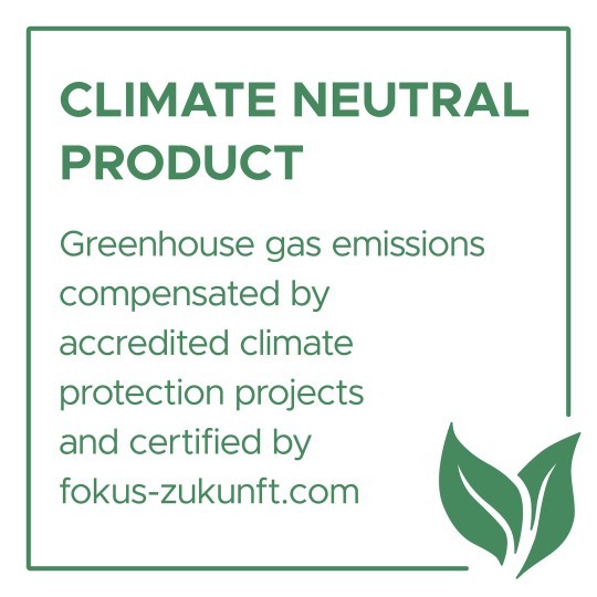 Zeleno‑bijona ikona s natpisom ‘Climate Neutral Product’. Tekst navodi da su emisije stakleničkih plinova kompenzirane akreditiranim projektima zaštite klime i certificirane od strane fokus-zukunft.com. U donjem desnom kutu nalazi se zeleni simbol lišća.