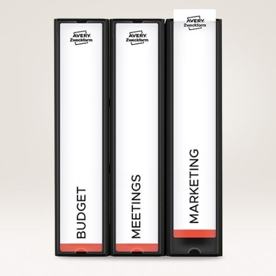 Tri crna ormarića za spise koji stoje jedan pored drugog s bijelim etiketama na leđima. Na etiketama pišu riječi "BUDŽET", "SASTANCI" i "MARKETING" te je na vrhu Avery Zweckform logo.