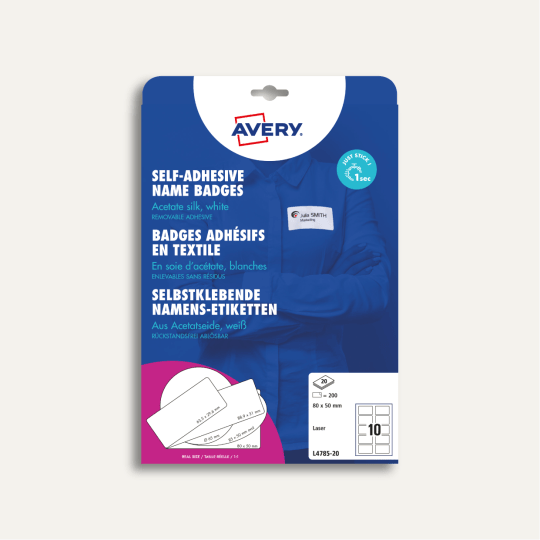 Pakiranje samoljepljivih imenskih bedževa Avery s primjerom bijele pločice zalijepljene na košulju