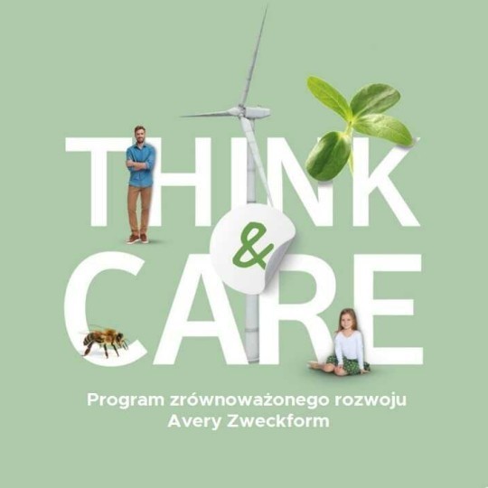 Grafika programa održivog razvoja Avery Zweckform: veliki bijeli natpis ‘THINK & CARE’ na zelenoj pozadini, u pozadini vjetroturbina, list, muškarac koji stoji, djevojčica koja sjedi i pčela. Ispod se nalazi tekst ‘Program održivog razvoja Avery Zweckform