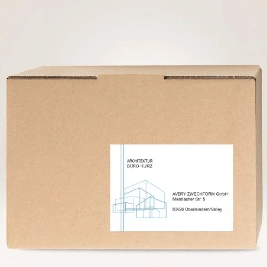Kartonska kutija za slanje s nalijepljenom bijelom adresnom naljepnicom. Na naljepnici se nalazi arhitektonska grafika i adresa tvrtke Avery Zweckform.