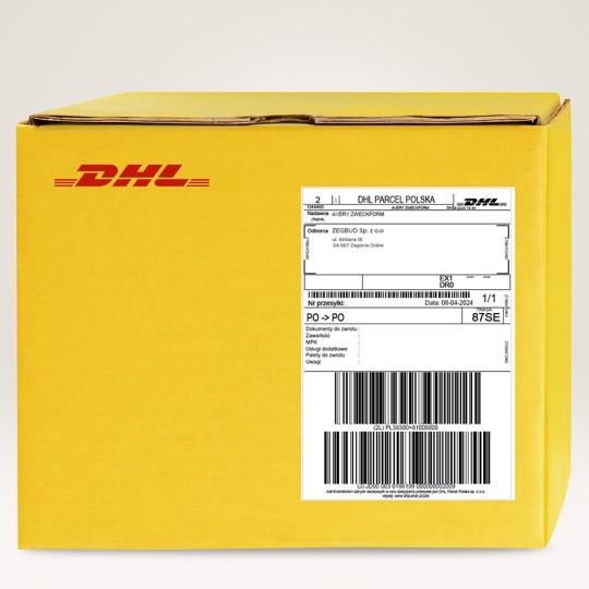 Žuta DHL kurirska kutija s bijelom adresnom naljepnicom na kojoj su zalijepljeni crtični kodovi, prikazana na svijetloj pozadini.