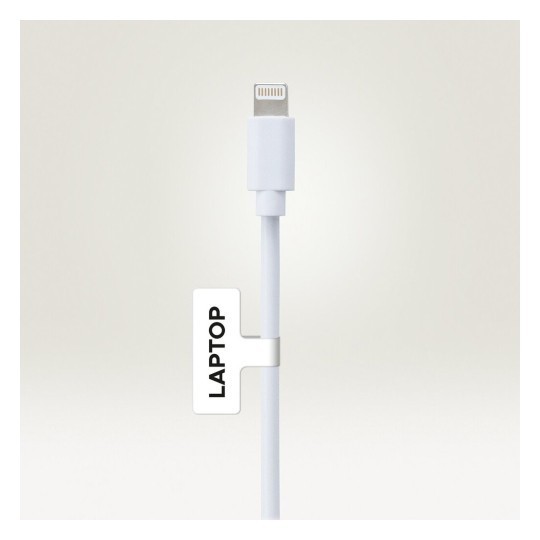 Biały kabel z końcówką Lightning, oznaczony etykietą z napisem „LAPTOP”, na jasnym tle.