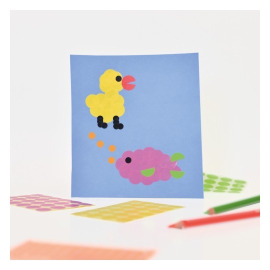 Umjetnički rad na plavom papiru, koji prikazuje žutu patku i ružičastu ribu, napravljen od malih, okruglih naljepnica.