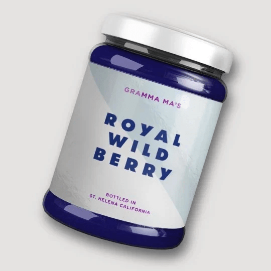 Staklenka s džemom od šumskog voća "Gramma Ma's Royal Wild Berry" s bijelom etiketom i poklopcem, nagnuta na sivoj pozadini.