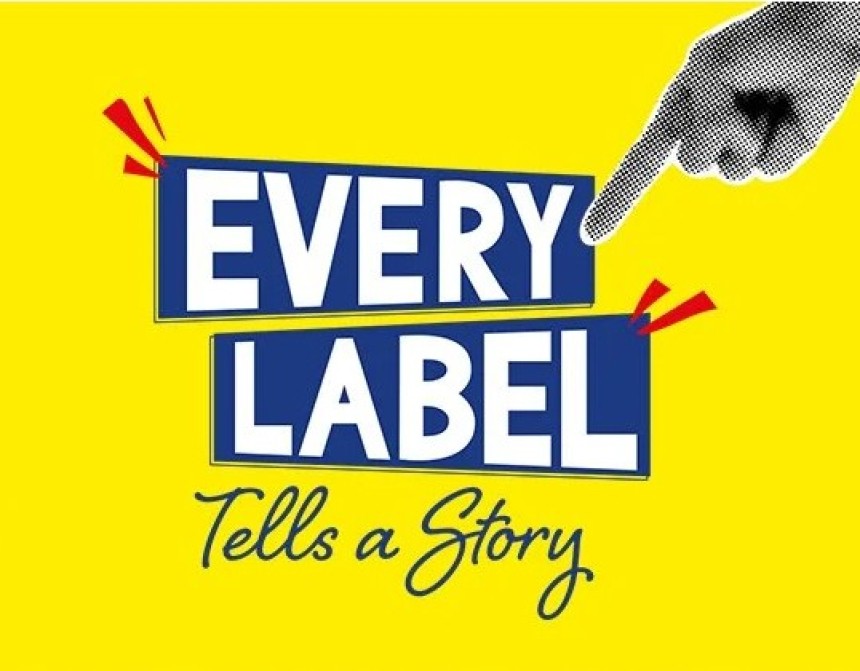 Tekst "Every Label Tells A Story" na žutoj pozadini