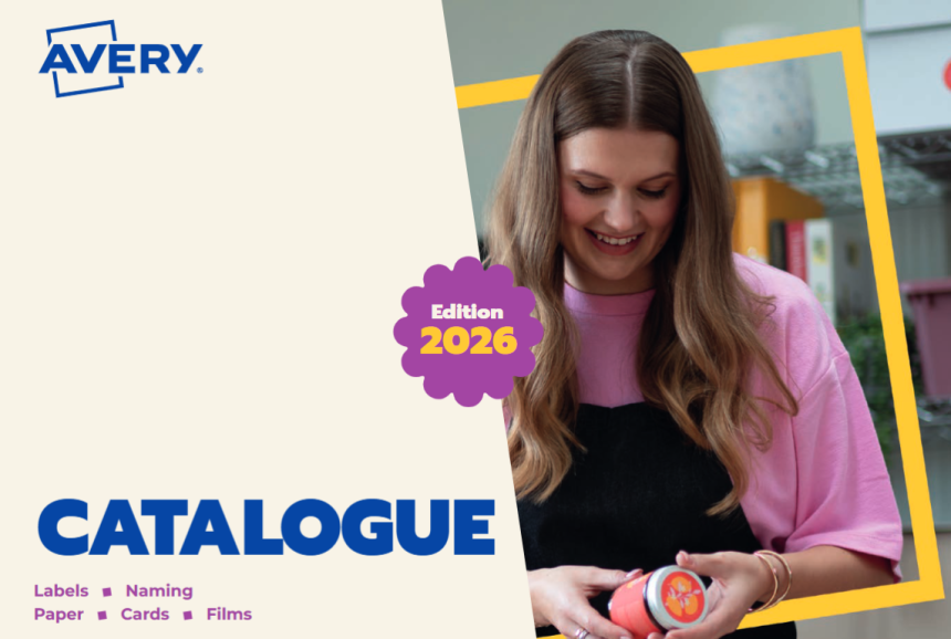 Naslovnica Avery kataloga, izdanje 2026. Na lijevoj strani, na kremastoj pozadini, nalazi se Avery logo, velika plava riječ 'CATALOGUE' i popis kategorija: Naljepnice, Označavanje, Papir, Kartice, Folija. Na desnoj strani stoji nasmiješena žena u ružičastoj majici, držeći proizvod s priloženom naljepnicom.