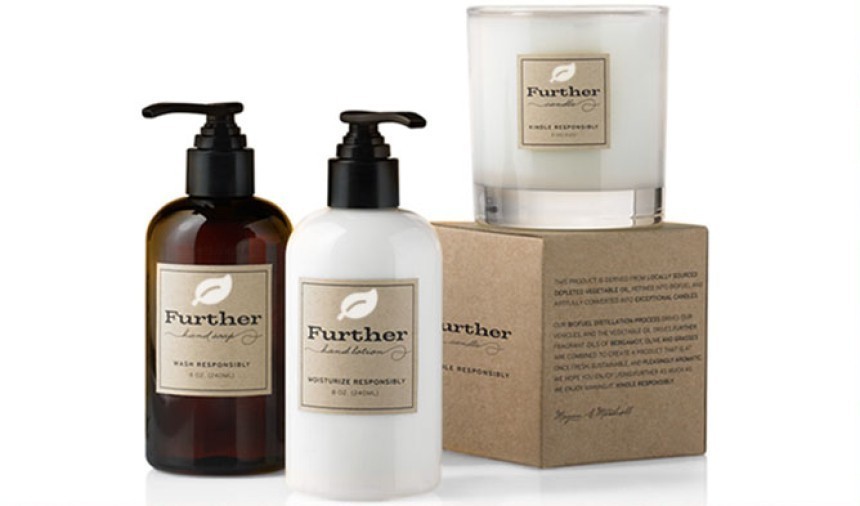 Set kozmetike marke Further: sapun za ruke u smeđoj bočici s pumpicom, losion za ruke u bijeloj bočici s pumpicom i svijeća u staklenoj posudi. Svi proizvodi imaju etikete od kraft papira.
