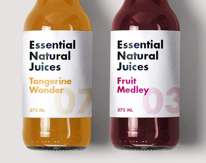 rupni plan dviju staklenih boca sokova "Essential Natural Juices". Jedna sadrži narančasti sok "Tangerine Wonder", a druga crveni sok "Fruit Medley". Etikete su moderne i minimalističke.