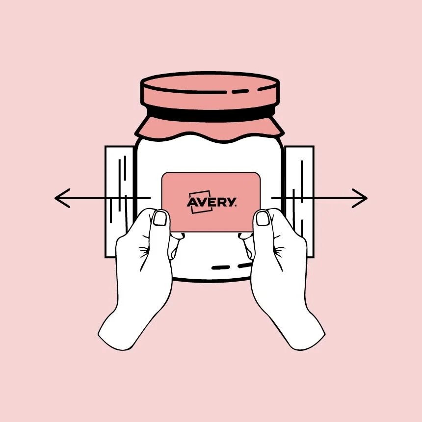 Ruke lijepe Avery etiketu na staklenku i poravnavaju je sa strane.