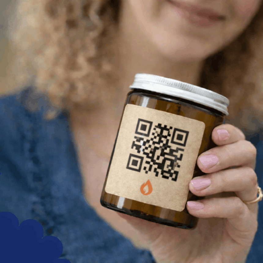 Žena drži staklenu posudu s etiketom na kojoj se nalazi veliki QR kod, prikazujući moderno, interaktivno pakiranje proizvoda.