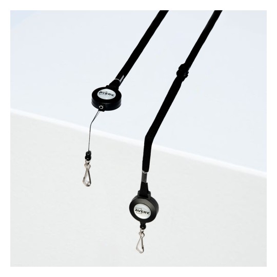 Slika prikazuje dva uvlačiva držača znački ili kolutova pričvršćena na površinu s logotipom oznake 'Avery'. Svaki držač ima crni remen i srebrnu kopču na kraju.