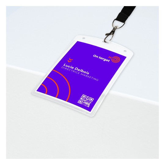 Slika prikazuje identifikacijsku značku za Lucie Delbois, koja radi kao direktorica marketinga u On Targetu. Značka ima ljubičastu pozadinu s grafikom i uključuje QR kod.