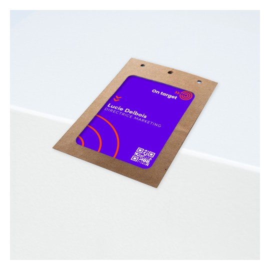 Slika prikazuje posjetnicu ili ime za Lucie Delbois, s raznolikim dizajnom koji ima ljubičastu pozadinu, tekst 'On target' i QR kod.