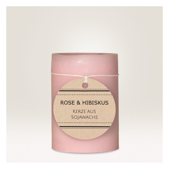 Slika prikazuje ružičastu svijeću s natpisom 'Rose & Hibiscus' i naznačuje da je izrađena od sojinog voska.