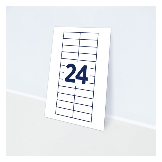Slika prikazuje bijelu karticu s brojem 24 istaknutim tamnoplavom bojom, okruženu uzorkom sličnim mreži. Postavljena je na svijetloj pozadini.