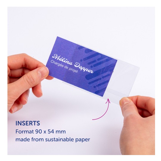 Slika prikazuje posjetnicu koju drži ruka. Kartica je ljubičaste boje s bijelim tekstom na kojem piše 'Mélina Dopper Chargée de projet.' Ispod se nalazi tekst koji spominje 'INSERTI Format 90 x 54 mm izrađeni od održivog papira.'