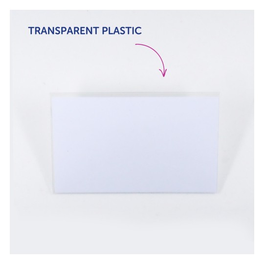 Slika prikazuje komad prozirne plastike s naljepnicom koja iznad njega kaže 'PROZIRNA PLASTIKA', označavajući njegov materijal.