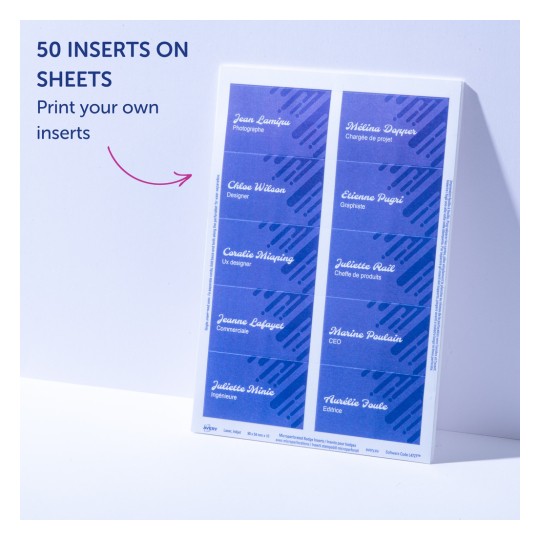 Slika prikazuje list s 50 umetaka dizajniranih za ispis oznaka imena. Svaki umetak sadrži prostor za ime i naziv radnog mjesta. Pozadina uključuje plavi dizajn koji ističe imena poput Jean Lamjinu, Chloe Wilson i Marine Poulain, među ostalima.