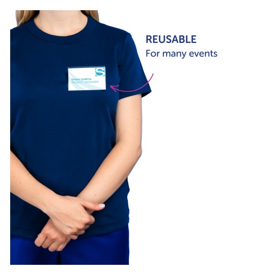 Slika prikazuje osobu u tamnoplavoj košulji s značkom na kojoj piše 'Emma Garcia, voditeljica projekta'. Značka je označena kao 'PONOVNO UPOTREBLJIVO', što znači da se može koristiti za više događaja.
