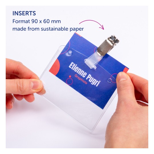 Slika prikazuje ruku koja drži držač za značku ili identifikacijsku karticu. U držaču se nalazi umetnuti papir s imenom 'Etienne Pugri' i riječju 'Grafičar.' Format umetka naveden je kao 90 x 60 mm i spominje da je izrađen od održivog papira.