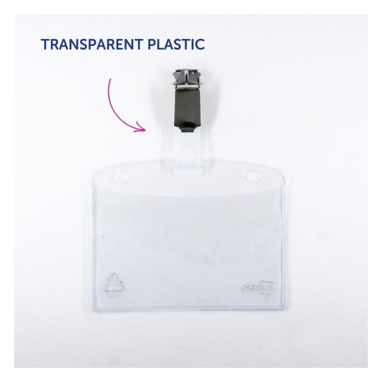 Slika prikazuje prozirni plastični držač za značke s metalnom kopčom na vrhu. Dizajniran je za držanje osobnih iskaznica.