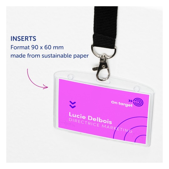 Slika prikazuje držač za pločicu s imenom ili bedž s ružičastim umetkom. Bedž prikazuje ime 'Lucie Delbois' i titulu 'DIRECTRICE MARKETING'. Ima kopču i opisan je kao izrađen od održivog papira. Veličina je navedena kao 90 x 60 mm.