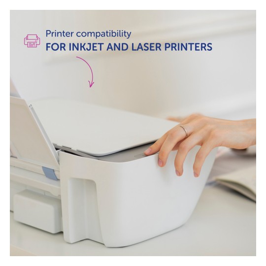 Slika prikazuje pisač s tekstom koji upućuje na njegovu kompatibilnost s inkjet i laserskim pisačima. Ruka komunicira s pisačem, naglašavajući njegovu funkcionalnost.