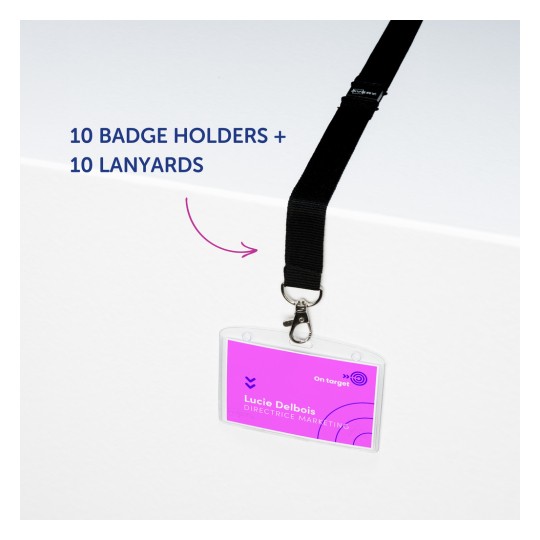 Slika prikazuje set držača za iskaznice i vezica, sadrži 10 držača za iskaznice i 10 vezica, a primjerak iskaznice prikazuje ime 'Lucie Delbois' i 'DIRECTRICE MARKETING' na ružičastoj pozadini.