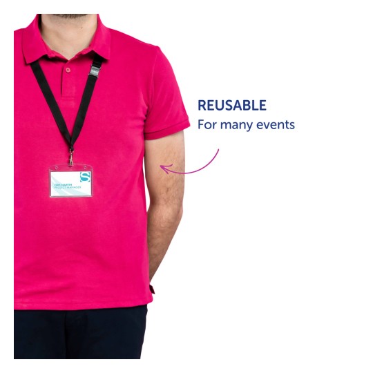 Osoba nosi ružičastu polo majicu s identifikacijskom karticom koja visi na vezici. Na kartici je ispisano ime 'Tom Martin' i naziv titule 'Voditelj projekta'. Tekst pored osobe glasi 'PONOVNO UPOTREBLJIVO' i 'Za mnoge događaje'.