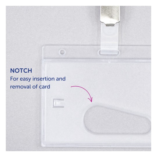 Slika prikazuje prozirni plastični držač kartica s urezaom za lako umetanje i vađenje kartice. Držač ima kvačicu i dizajniran je za prikazivanje identifikacijskih ili pristupnih kartica.