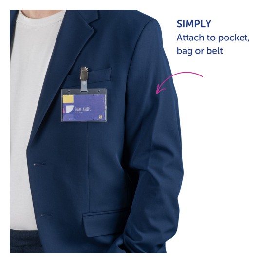 Krupni plan osobe koja nosi plavu jaknu s privjeskom na kojem piše 'JEAN LAMIPU', a iza toga riječ 'fotografija'. S desne strane nalazi se uputa koja sugerira da ga pričvrstite na džep, torbu ili remen.