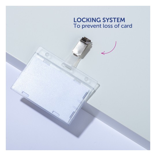 Slika prikazuje prozirni držač kartica s mehanizmom zaključavanja dizajniranim za sprečavanje gubitka kartice. Držač je pričvršćen na površinu, uz tekstualni opis koji ističe njegove značajke.