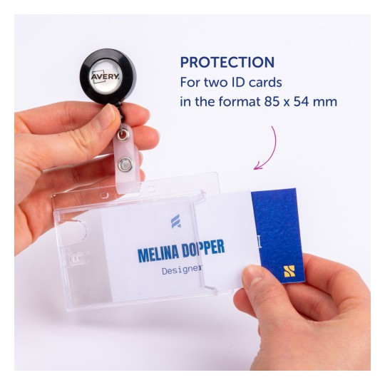 Slika prikazuje ruku koja drži držač za osobne iskaznice s dvije osobne iskaznice unutra. Tu je izvlačivi držač za značku marke Avery, označen 'ZAŠTITA za dvije osobne iskaznice u formatu 85 x 54 mm.'