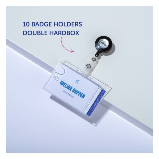 Slika prikazuje držač za značku pričvršćen na uvlačivu rolicu. Na znački piše 'MELINA DOPPER, Dizajner', a ambalaža pokazuje da sadrži 10 držača za značke u dvostrukoj kutiji.