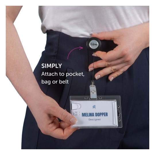 Slika prikazuje osobu kako pričvršćuje držač za značku na svoju odjeću, ilustrirajući njegovu uporabu s uputama kako ga pričvrstiti na džep, torbu ili remen.