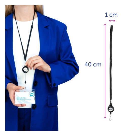 Slika prikazuje ženu u plavom sakou koja drži uvlačivi držač za iskaznice pričvršćen na vrpcu oko vrata. Iskaznica prikazuje ime i naslov. Dimenzije držača su označene pored njega.