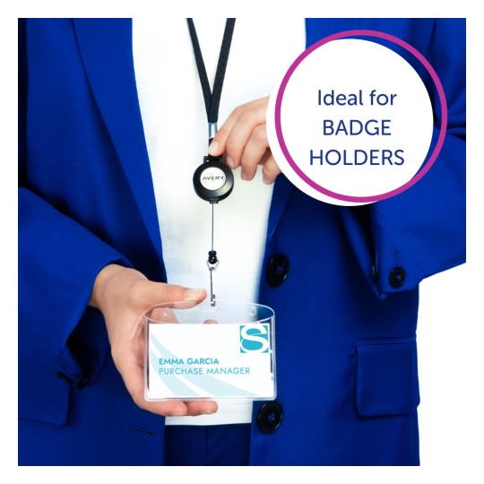 Slika prikazuje osobu u plavom odijelu koja drži držač za bedž s identifikacijskom oznakom. Bedž je pričvršćen na uvlačivu vrpcu označenu 'Avery,' s tekstom 'Idealno za držače bedževa' u kružnoj grafici u gornjem desnom kutu.