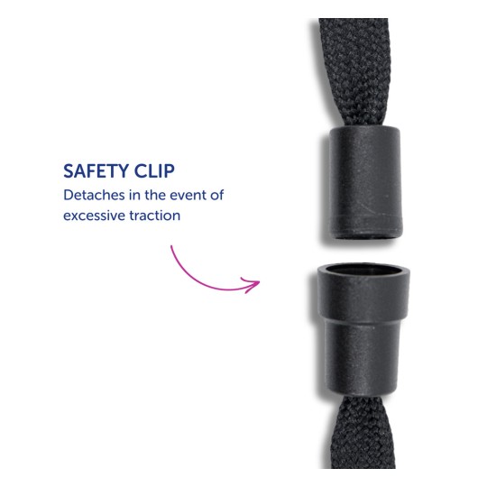 Slika prikazuje sigurnosnu kopču na remenu, koja pokazuje da se odvaja pod prekomjernim naprezanjem. Kopča je crna i popraćena je opisnim tekstom.