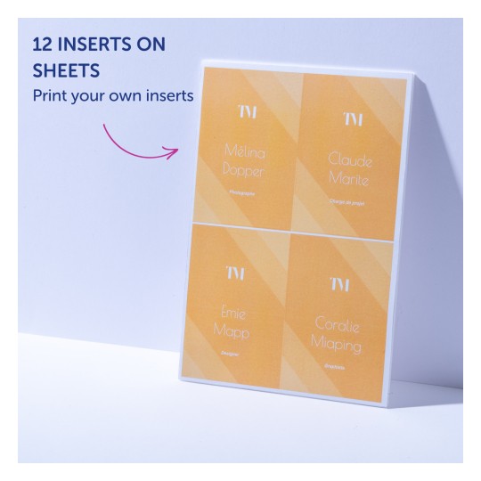 Slika prikazuje list s 12 umetaka za ispis, sadrži imena i naslove poput Mélina Dopper, Claude Marite, Emie Mapp i Coralie Miaping. Pozadina je gradijent narančastih tonova s čistim dizajnom.
