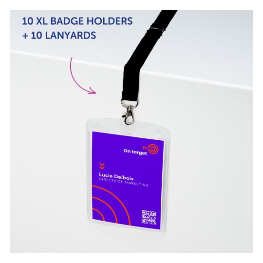 Slika prikazuje prozirni držač za osobne iskaznice s trakicom za nošenje oko vrata. Iskaznica prikazuje ime 'Lucie Delbois' i titulu 'Directrice Marketing' uz ljubičastu pozadinu s narančastim dizajnom.