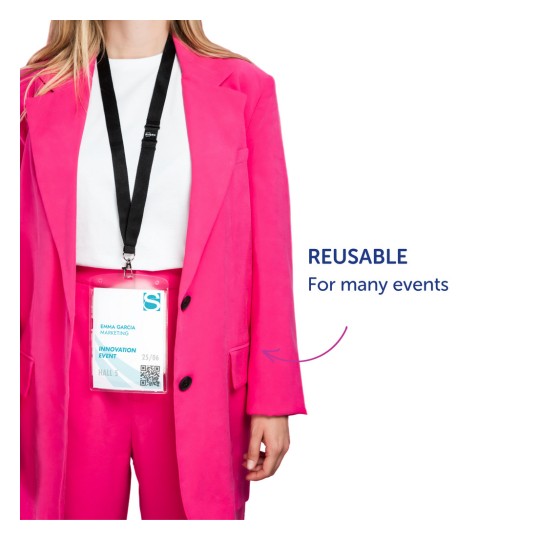 Slika prikazuje osobu koja nosi svijetloružičasto odijelo s oznakom imena pričvršćenom na vezicu. Oznaka navodi ime osobe, ulogu i pojedinosti o događaju te uključuje napomenu da se može koristiti na mnogim događajima.