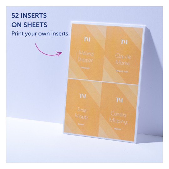 Slika prikazuje prikaz tiskanih umetaka. Svaki umetak ima ime i naslov u čistom, modernom dizajnu s narančastom pozadinom. Vidljiva su četiri umetka: Mélina Dopper (Fotografkinja), Claude Marite (Voditelj projekta), Emie Mapp (Dizajnerica) i Coralie Miaping (Grafička dizajnerica). Na vrhu je tekst '52 UMETKA NA LISTOVIMA' i 'Ispišite vlastite umetke'.