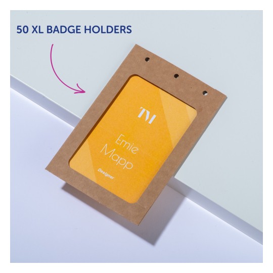 Slika prikazuje paket od 50 XL držača za bedževe s bedžom na kojem piše ime 'Emie Mapp' i naslov 'Dizajner'.