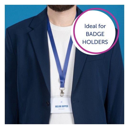 Slika prikazuje osobu koja nosi tamnoplavi sako preko bijele majice, držeći značku na plavoj traci oko vrata koja prikazuje njihovo ime i titulu. Prikazan je grafički prikaz koji naglašava korisnost proizvoda za nositelje znački.