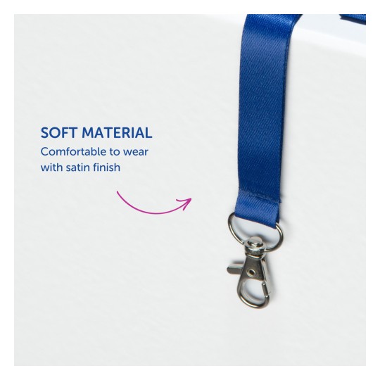 Slika prikazuje plavu vrpcu izrađenu od mekog materijala sa satenskom završnom obradom i metalnim kopčom, praćenu tekstom koji ističe njezinu udobnost.