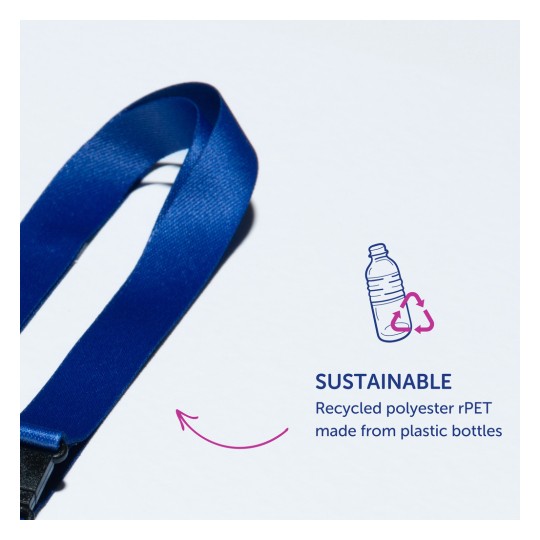 Slika prikazuje plavu traku s tekstom koji označava da je održiva, izrađena od recikliranog poliestera rPET iz plastičnih boca.