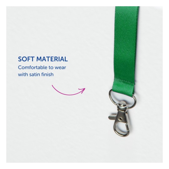 Slika prikazuje zeleni privjesak napravljen od mekog materijala sa satenskim završetkom, praćen tekstom koji ističe njegovu udobnost i kvalitetu.